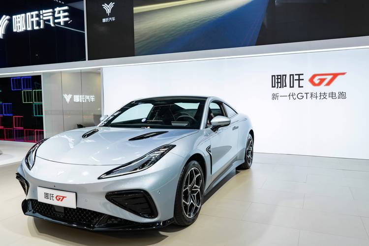 深圳136哪吒汽车在智能汽车领域的表现，领途汽车在新能源汽车市场中的影响力